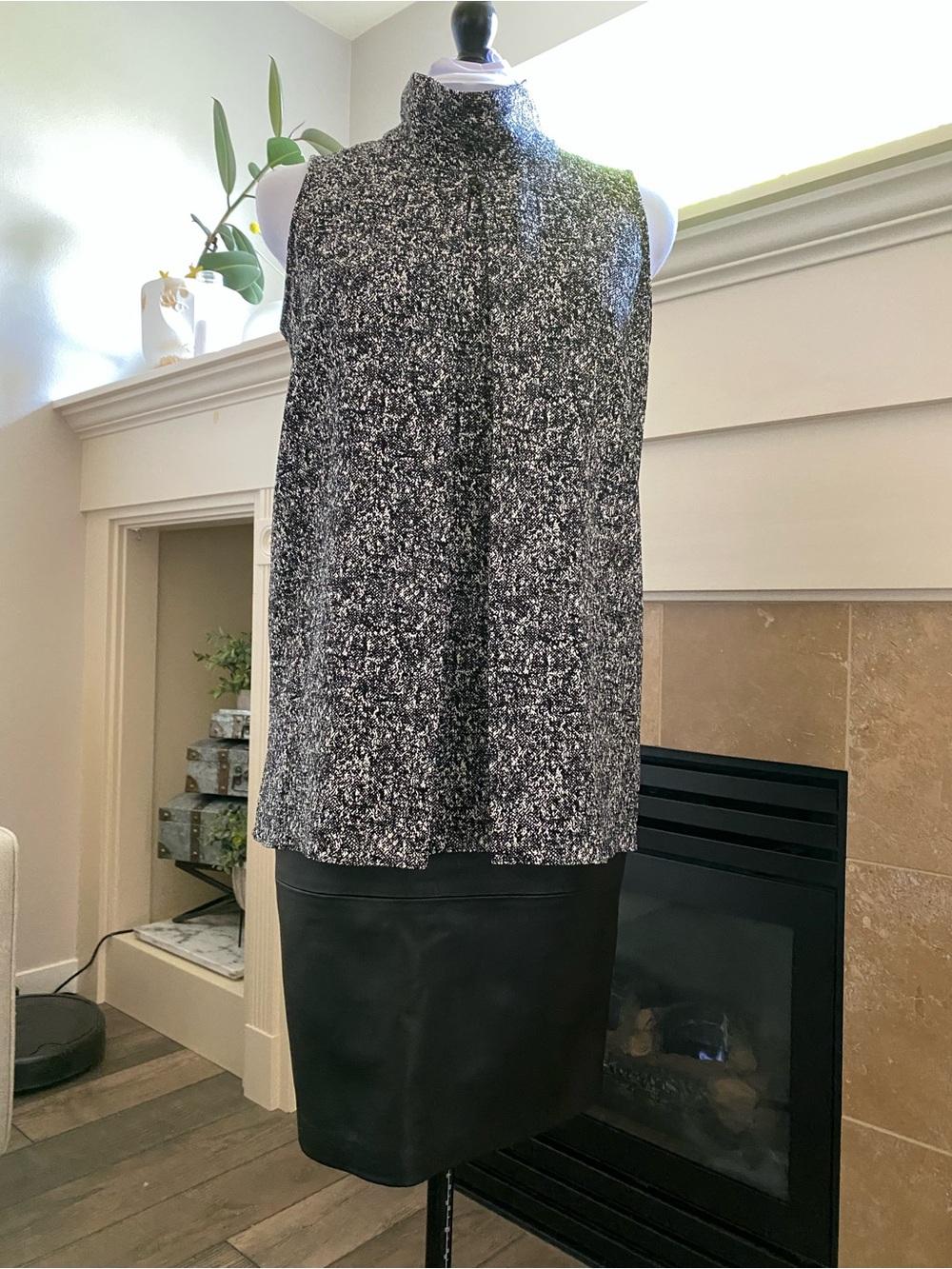 EUC Vince Camuto Sleeveless Tweed Inverted Front Pleat Blouse - Picture 3 of 6
